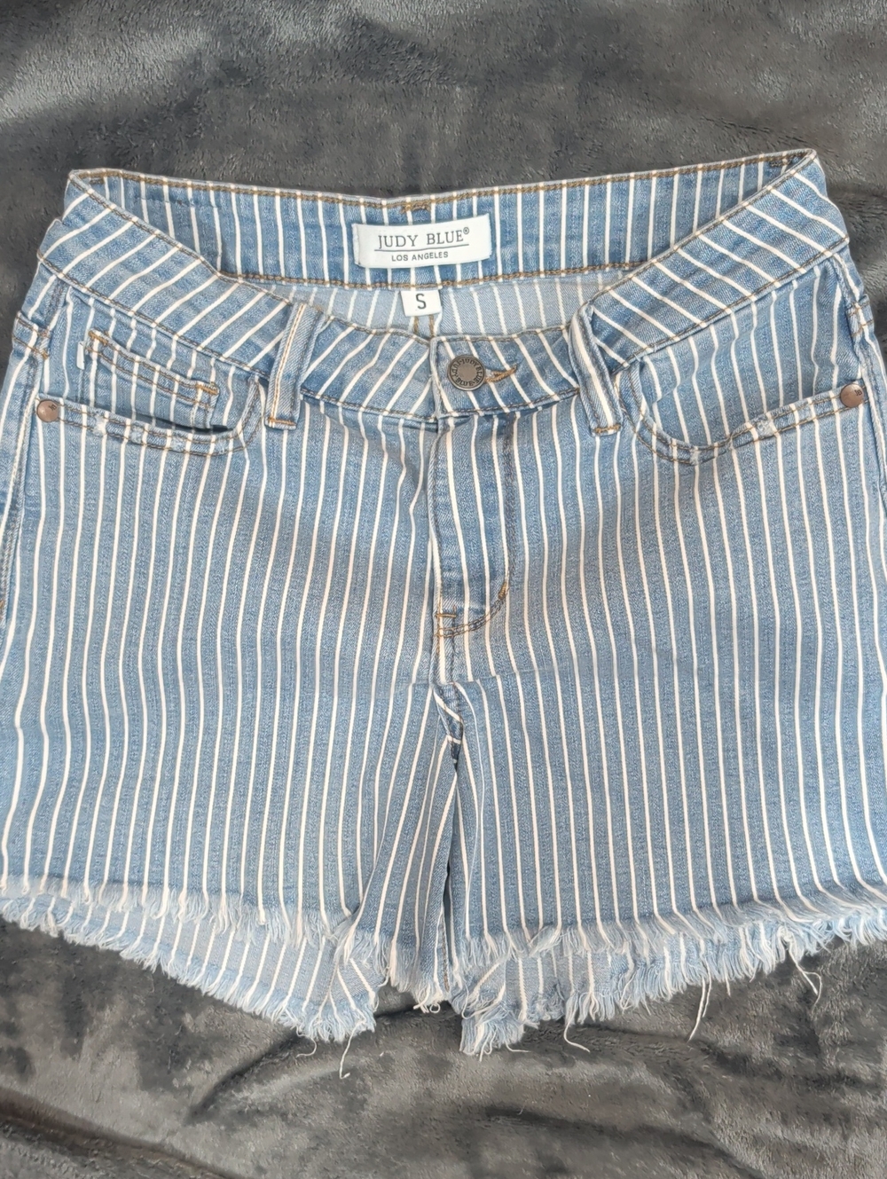 Judy Blue Striped Frayed Jean Shorts in Blue & White Size Small